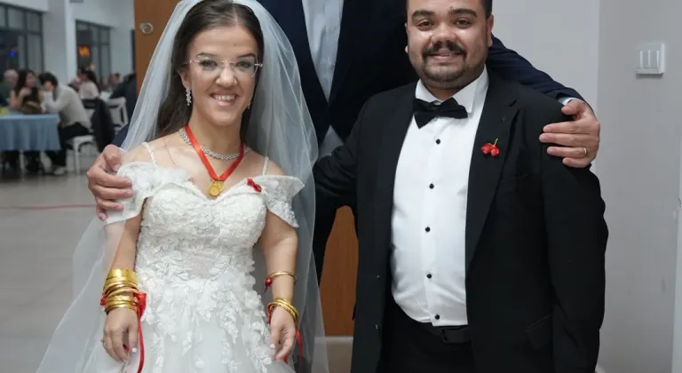 3 Yıllık Aşkın Mutlu Sonu! Saray’da Damat Masaya Çıkıp Coştu!