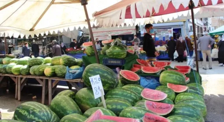 SARAY ÇARŞAMBA PAZARINDA KARPUZ DİLİM İLE SATILMAKTA.