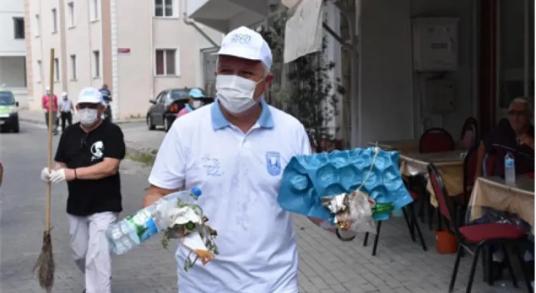 “BAŞKAN VE MAHALLELİLER SOKAKLARINI SÜPÜRDÜ''