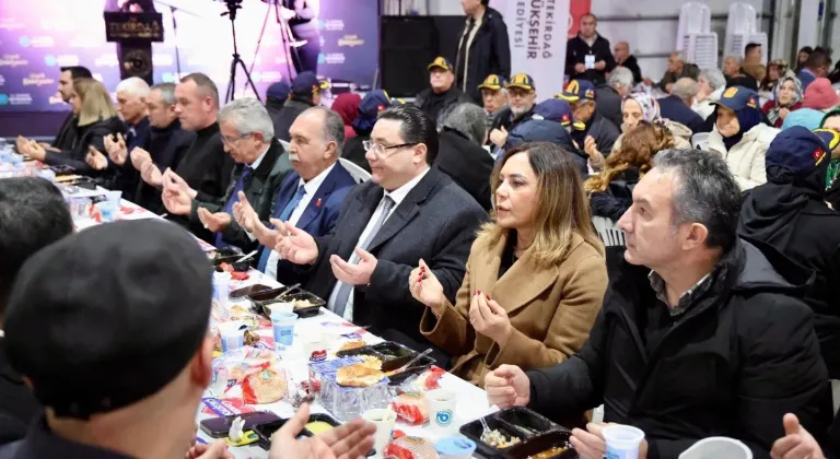 BİNLERCE YURTTAŞ BÜYÜKŞEHİR’İN DAYANIŞMA SOFRALARINDA BULUŞUYOR