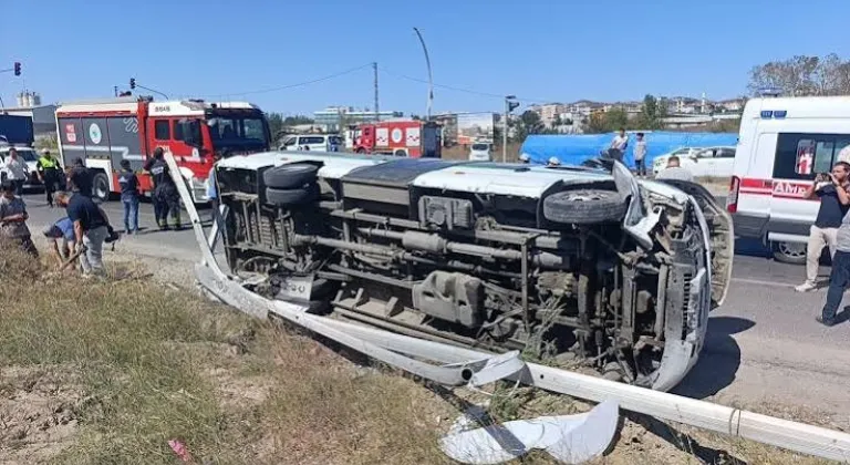 Çerkezköy’de Minibüs Aydınlatma Direğine Çarptı: 3 Yaralı