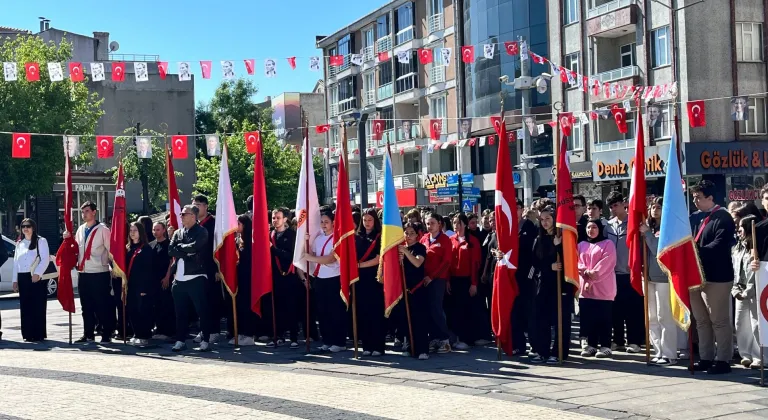 Gençlik Haftası Çelenk Sunumu ve Gençlik Yürüyüşüyle Başladı