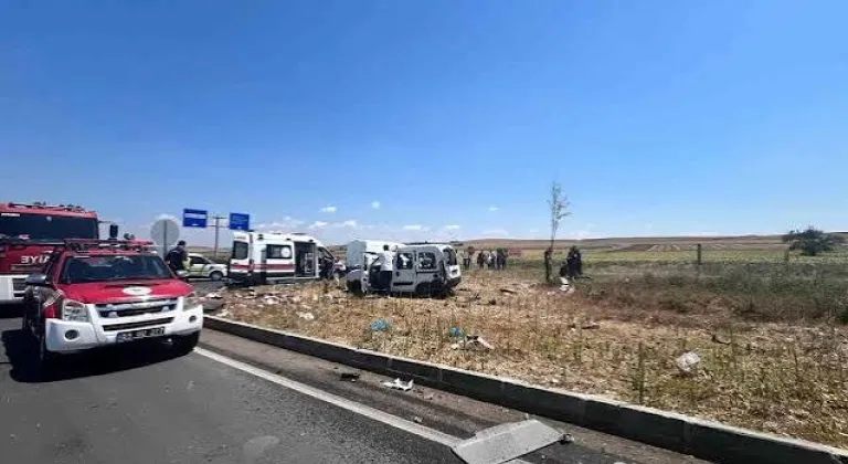Hayrabolu'da Feci Kaza: Hafif Ticari Araç Kamyonla Çarpıştı, 2 Kişi Hayatını Kaybetti