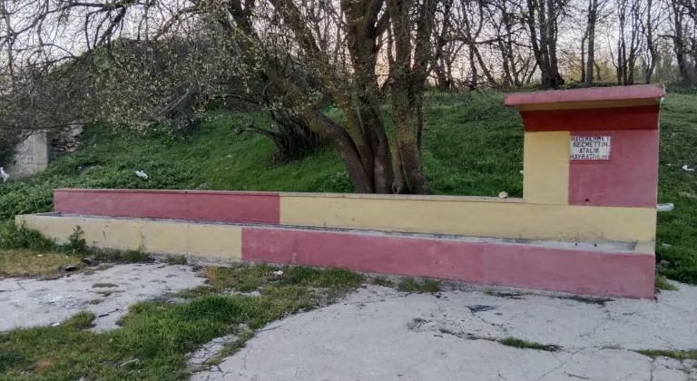Hayrat Çeşmesinin Suyu Özel Mülke Mi Akıtılıyor? Yetkililer Nerede!