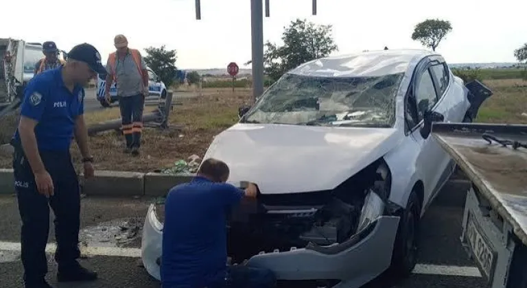 Muratlı'da Kontrolden Çıkan Otomobil Bariyere Saplandı: 2 Yaralı