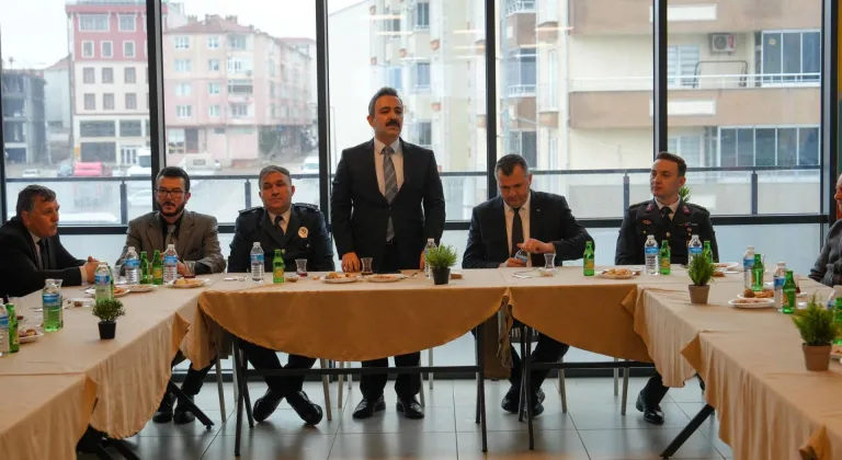 Saray’da Bayramlaşma: Protokol ve Vatandaşlar Selanik Kafe’de Buluştu