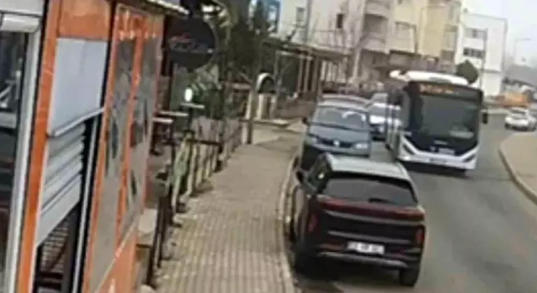 Tekirdağ’da Belediye Otobüsü Park Halindeki Araca Çarptı