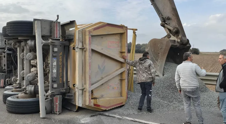 Saray’da Mıcır Yüklü TIR Virajı Alamayıp Yan Yattı